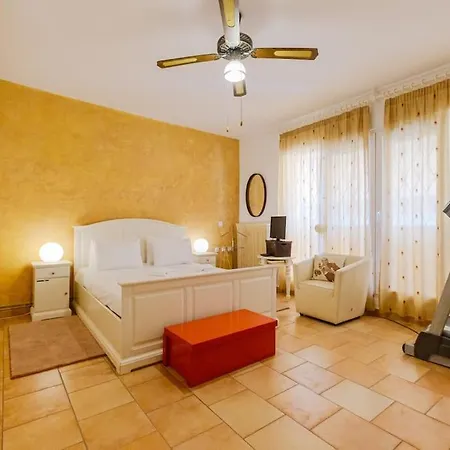 Roofline Downtown Residence, Vesta Philoxenia Apartman *